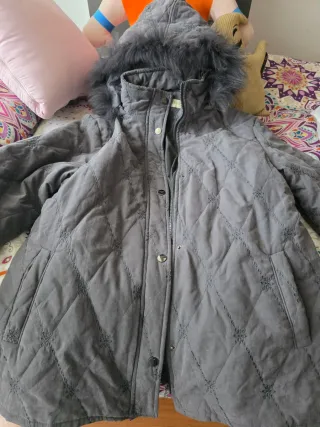 Abrigo gris con capucha