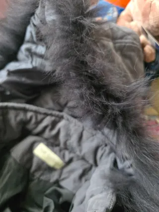 Abrigo gris con capucha