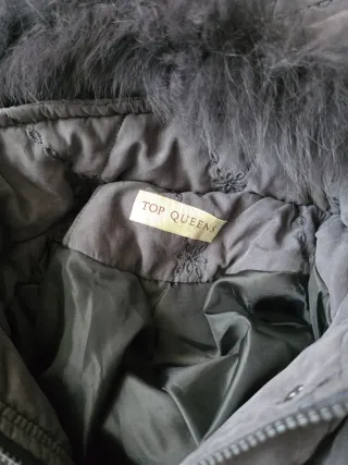 Abrigo gris con capucha