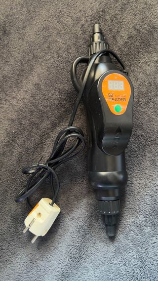 Roca volcánica y calentador para acuario