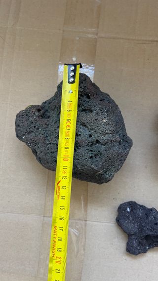 Roca volcánica y calentador para acuario