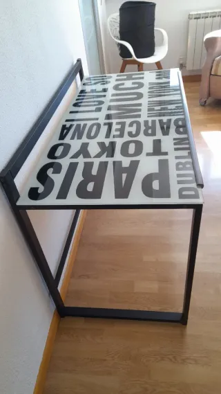 Mesa de estudio metálica y cristal