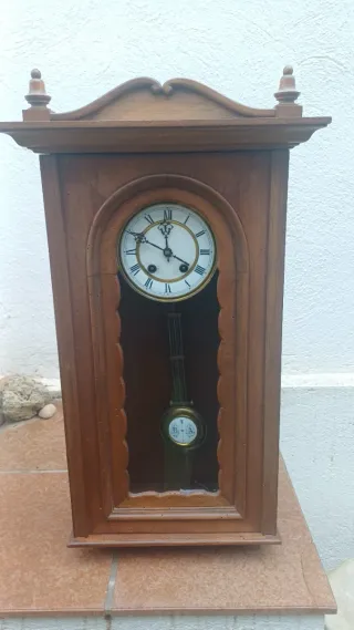 Reloj de pared de madera