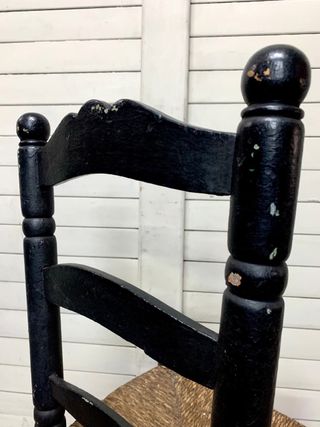 Silla de madera negra