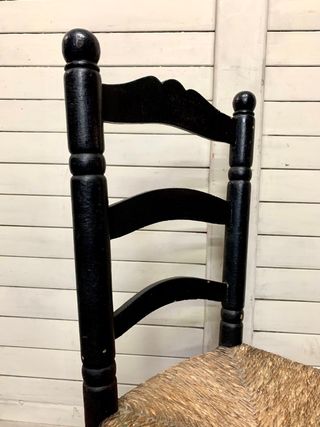 Silla de madera negra