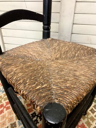 Silla de madera negra