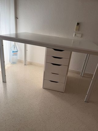 Mesa de estudio con cajones