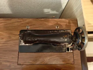 Máquina de coser antigua negra