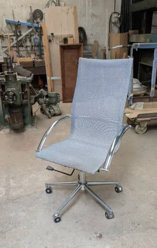 Silla de oficina ergonómica gris y plateada