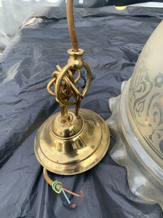 Lámpara de techo dorada y cristal