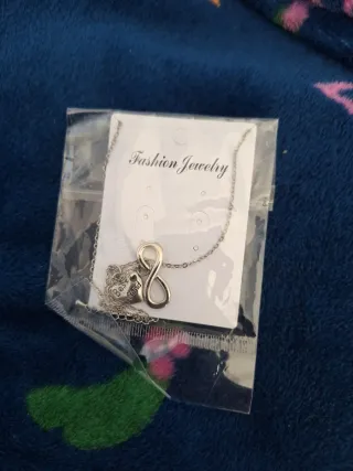 Collana con ciondolo infinito e cuore