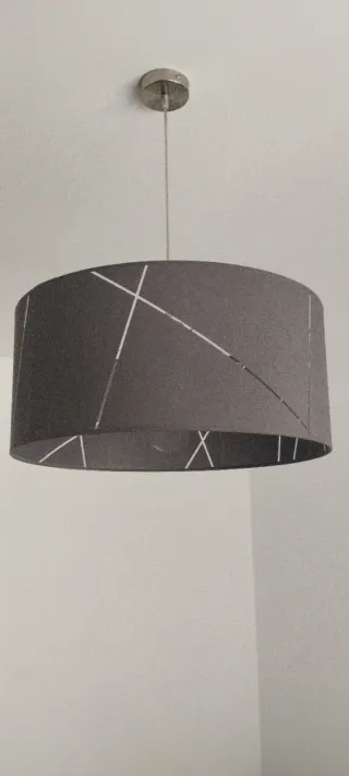 Lámpara de techo gris con diseño