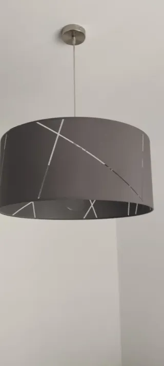 Lámpara de techo gris con diseño