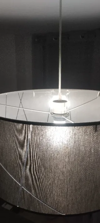 Lámpara de techo gris con diseño