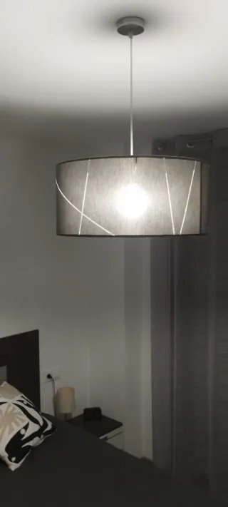 Lámpara de techo gris con diseño