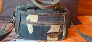 Bolso bandolera de lona camuflaje.
