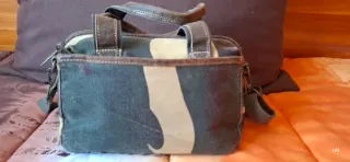 Bolso bandolera de lona camuflaje.