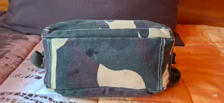 Bolso bandolera de lona camuflaje.