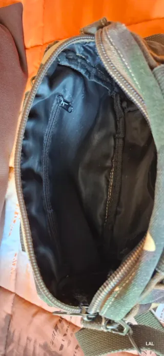 Bolso bandolera de lona camuflaje.