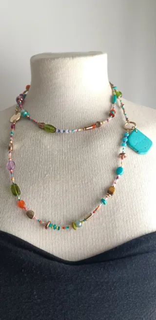 Collar largo multicolor con colgantes