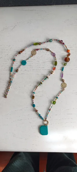 Collar largo multicolor con colgantes