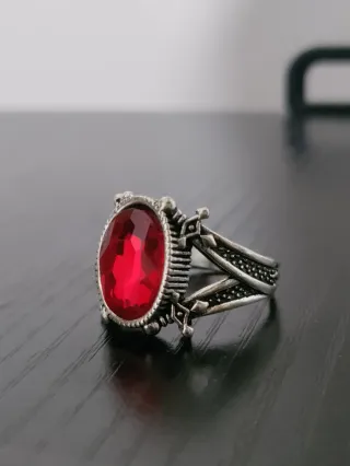 Anello con pietra rossa