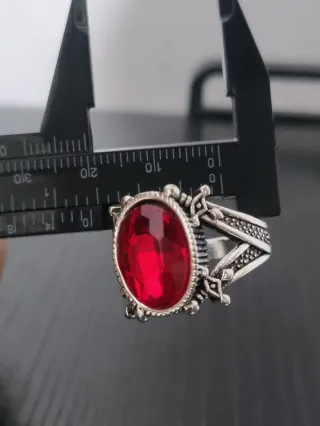 Anello con pietra rossa