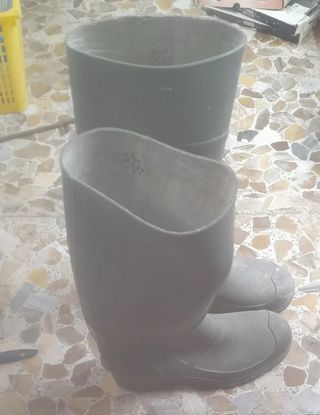 Botas de agua Talla 44 y traje de agua XL