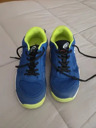 Zapatillas Bullpadel Azul y Lima
