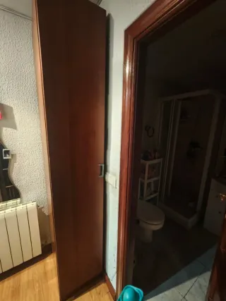 Armario de madera marrón