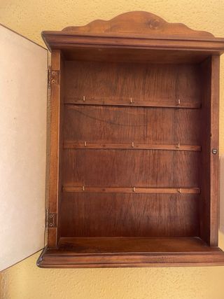 Caja de llaves de madera con tapiz de frutas