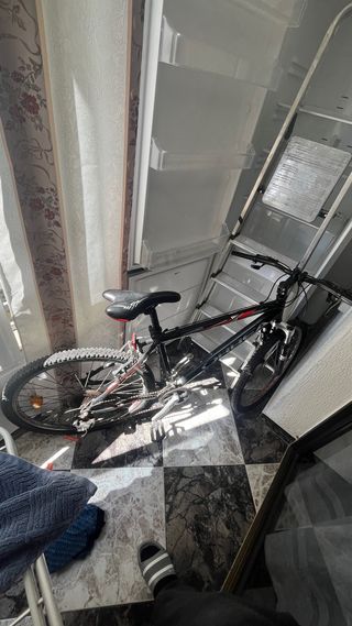 Bicicleta de montaña negra