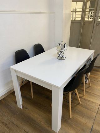 Mesa de madera blanca 140cm con 4 sillas