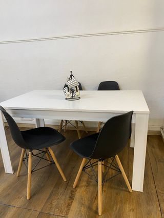 Mesa de madera blanca 140cm con 4 sillas