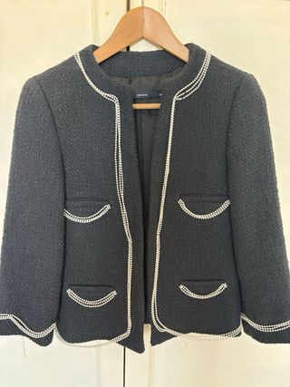 Chaqueta negra con adornos de perlas estilo Chanel