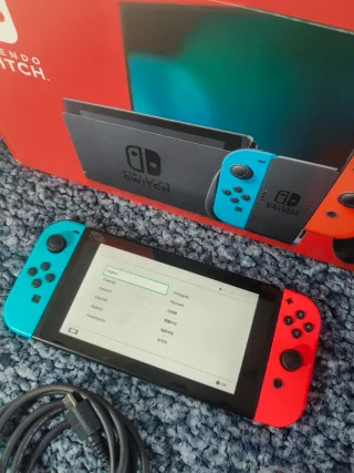 Nintendo Switch con Joy-Cons y 2 juegos