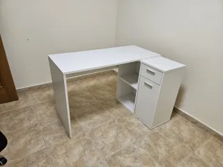 Escritorio blanco con cajones y estanterias