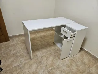 Escritorio blanco con cajones y estanterias