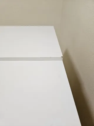 Escritorio blanco con cajones y estanterias