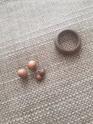 Anillo y pendientes de madera