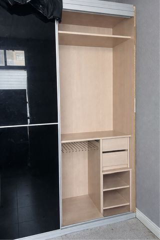 Armario negro con puertas de cristal