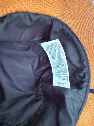 Gorro de invierno marrón con borde blanco