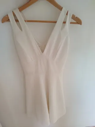 Vestido blanco con encaje.
