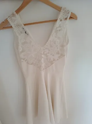 Vestido blanco con encaje.