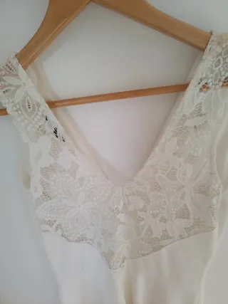 Vestido blanco con encaje.