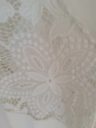Vestido blanco con encaje.