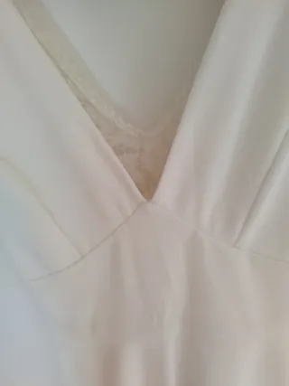 Vestido blanco con encaje.