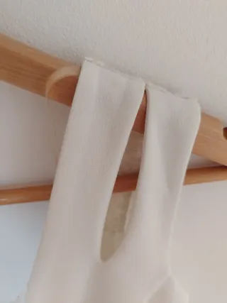 Vestido blanco con encaje.