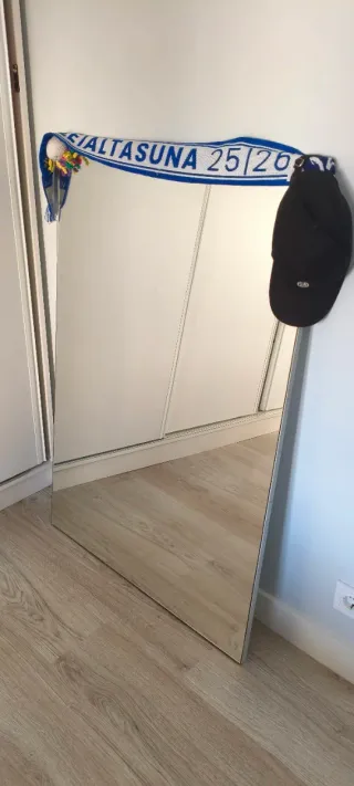 Espejo de cuerpo entero con marco plateado