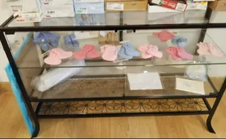 Vitrina expositora de cristal y metal